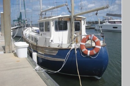 Fisher Pilothouse 30