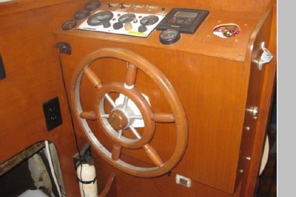 Fisher Pilothouse 30