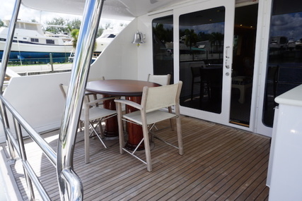 Hatteras Motor yacht flybridge