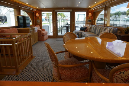 Hatteras Motor yacht flybridge