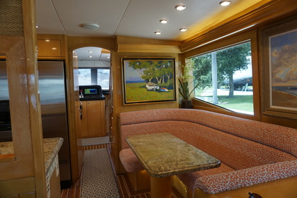 Hatteras Motor yacht flybridge