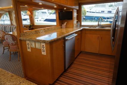 Hatteras Motor yacht flybridge