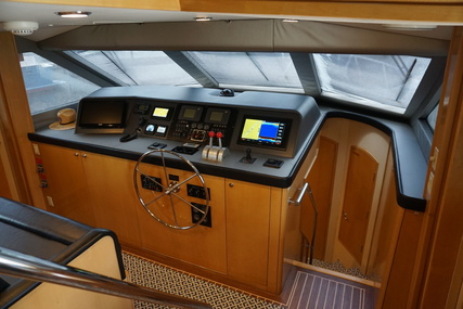 Hatteras Motor yacht flybridge