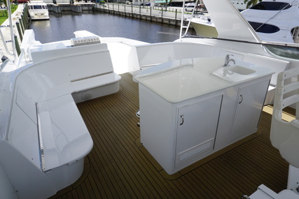 Hatteras Motor yacht flybridge