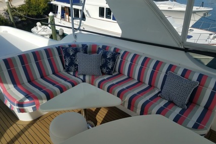 Hatteras Motor yacht flybridge