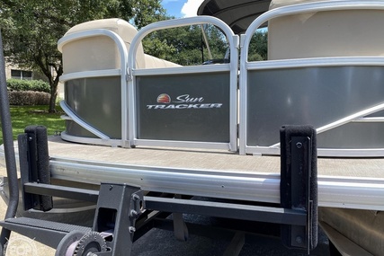 Sun Tracker 24 DLX Party Barge