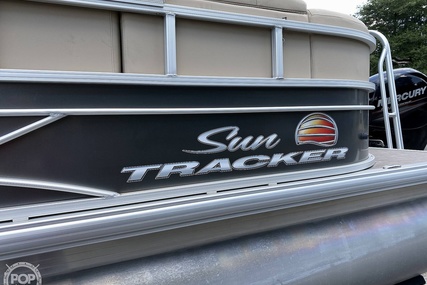 Sun Tracker 24 DLX Party Barge