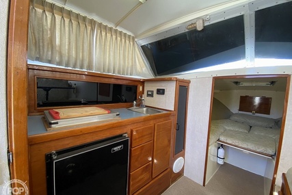 Bertram Flybridge Cruiser 28