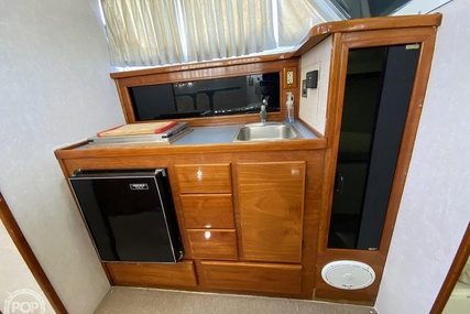 Bertram Flybridge Cruiser 28