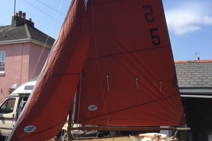 Custom Boats Selway Fisher gaff rigged dinghy