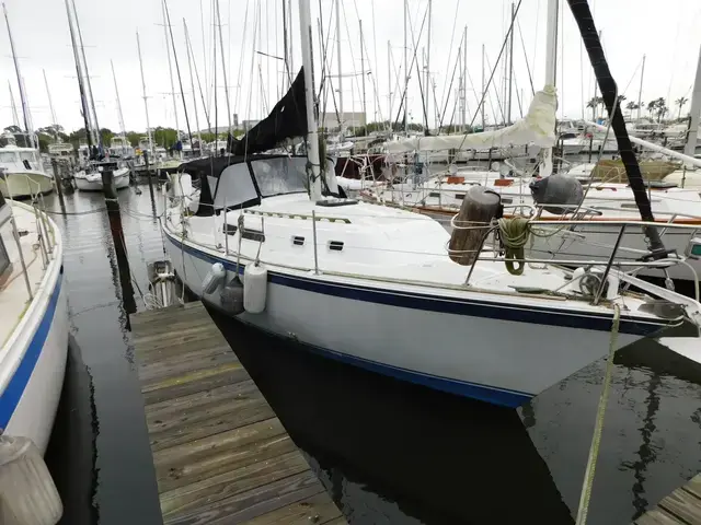 O'day 37 Center Cockpit Sloop