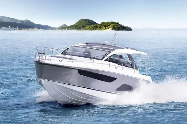 2024 Sealine s335