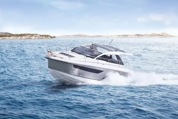 2024 Sealine s335