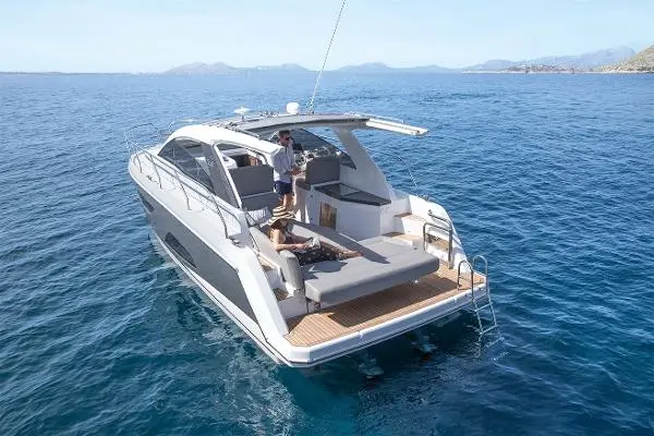 2024 Sealine s335