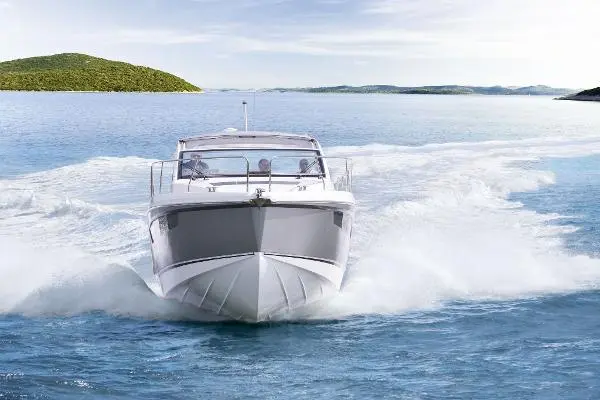 2024 Sealine s335