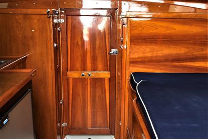 Bertram 28 Flybridge Cruiser