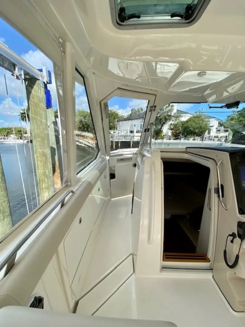 2020 Boston Whaler 380 realm