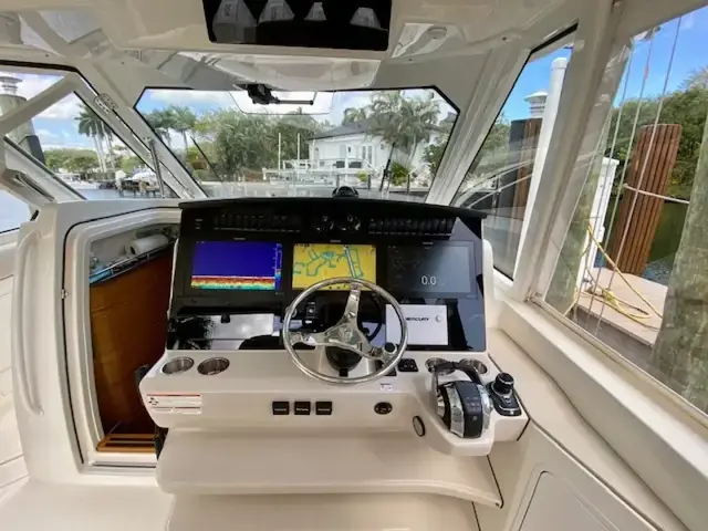 Boston Whaler 380 Realm