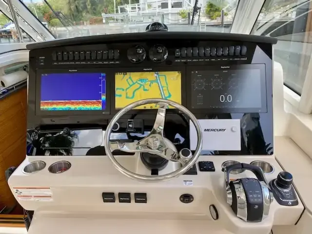 Boston Whaler 380 Realm