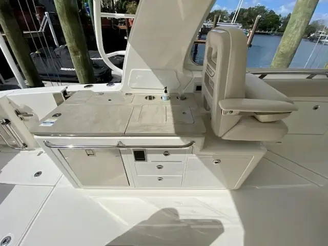 Boston Whaler 380 Realm