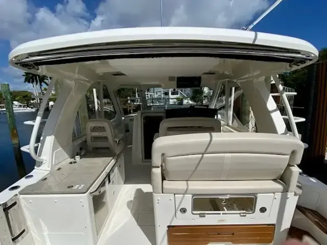 Boston Whaler 380 Realm