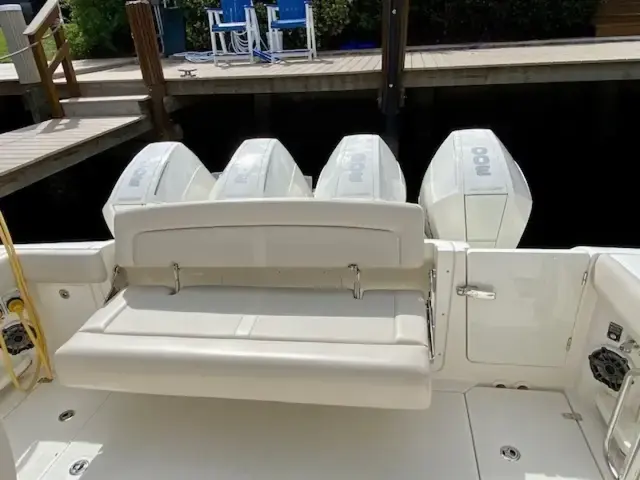 Boston Whaler 380 Realm