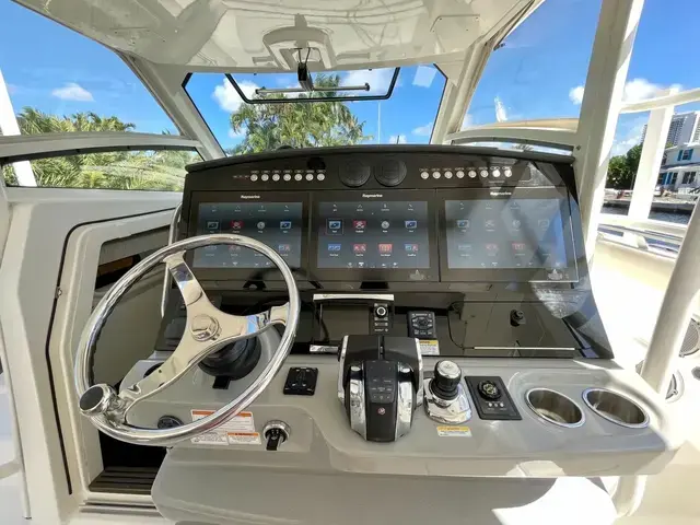 Boston Whaler 420 Outrage