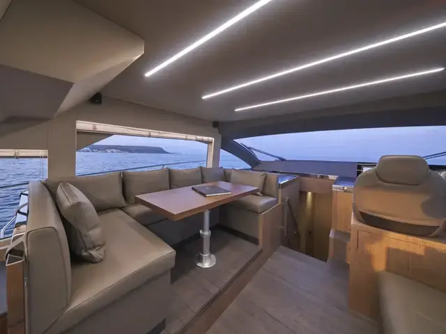 Astondoa Flybridge 52