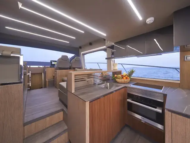 Astondoa Flybridge 52