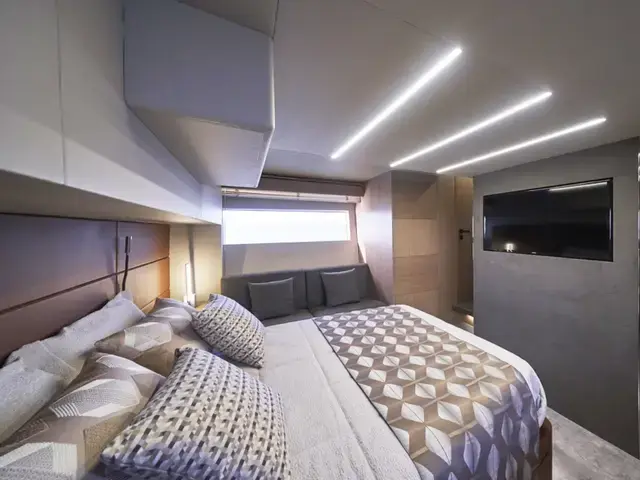 Astondoa Flybridge 52