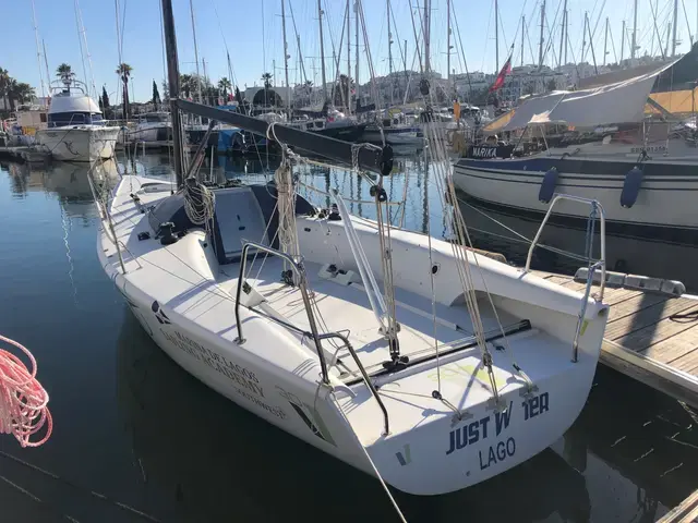 Custom Boats Lutra 30