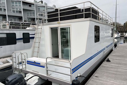 Catamaran Cruisers Houseboat