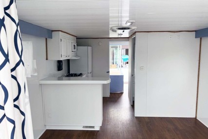 Catamaran Cruisers Houseboat