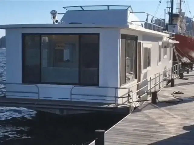 Sumerset houseboat