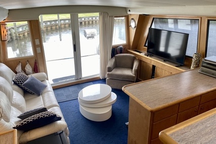 Navigator 53 pilothouse