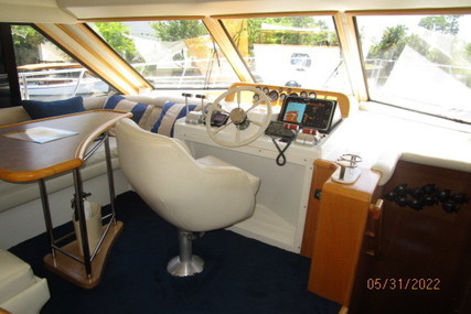 Navigator 53 pilothouse