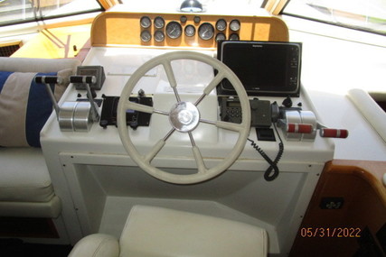 Navigator 53 pilothouse