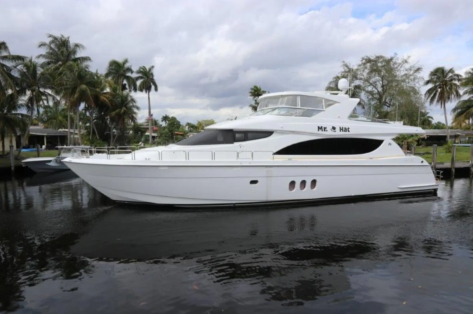 2006 Hatteras 80 enclosed bridge skylounge