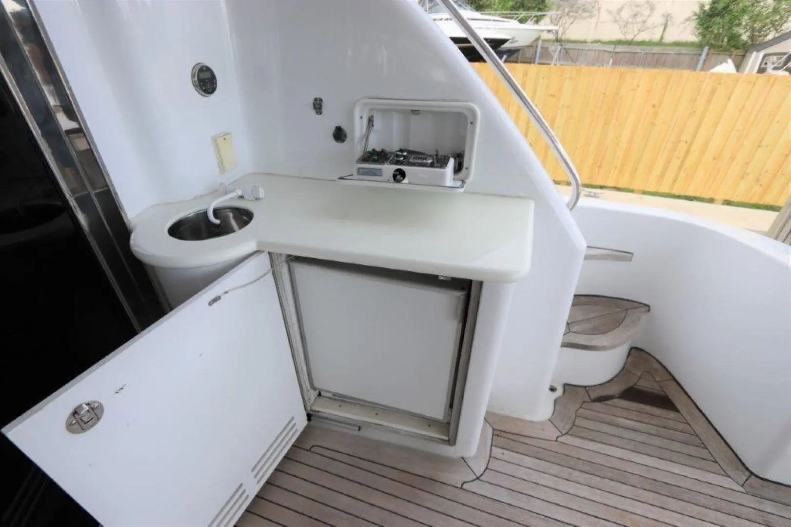 2006 Hatteras 80 enclosed bridge skylounge