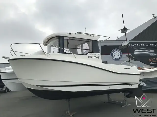 Quicksilver PILOTHOUSE 555