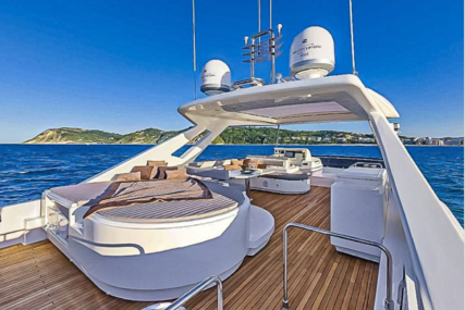 Ferretti Yachts 870