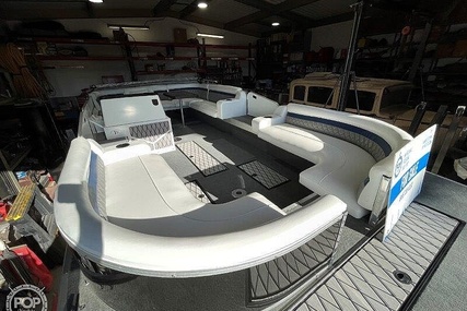 Lowe 2200 Suncruiser Deck Boat