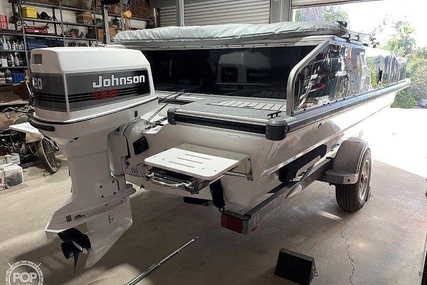 Lowe 2200 Suncruiser Deck Boat