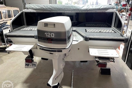 Lowe 2200 Suncruiser Deck Boat