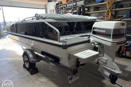 Lowe 2200 Suncruiser Deck Boat