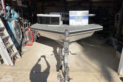 Lowe 2200 Suncruiser Deck Boat