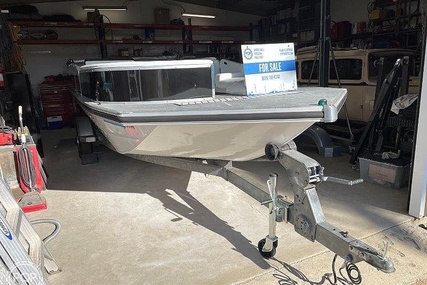 Lowe 2200 Suncruiser Deck Boat