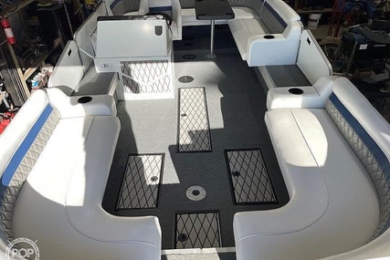 Lowe 2200 Suncruiser Deck Boat