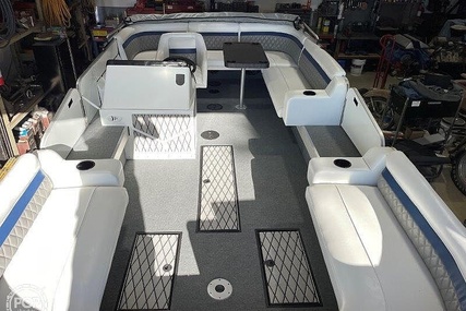 Lowe 2200 Suncruiser Deck Boat