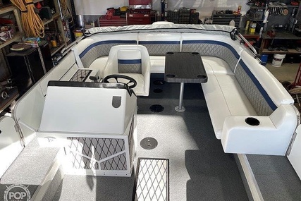 Lowe 2200 Suncruiser Deck Boat